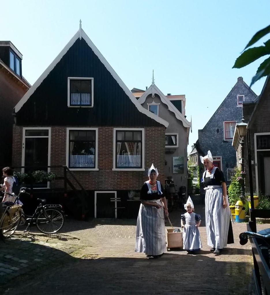 Family fisherman's house Volendam view 2