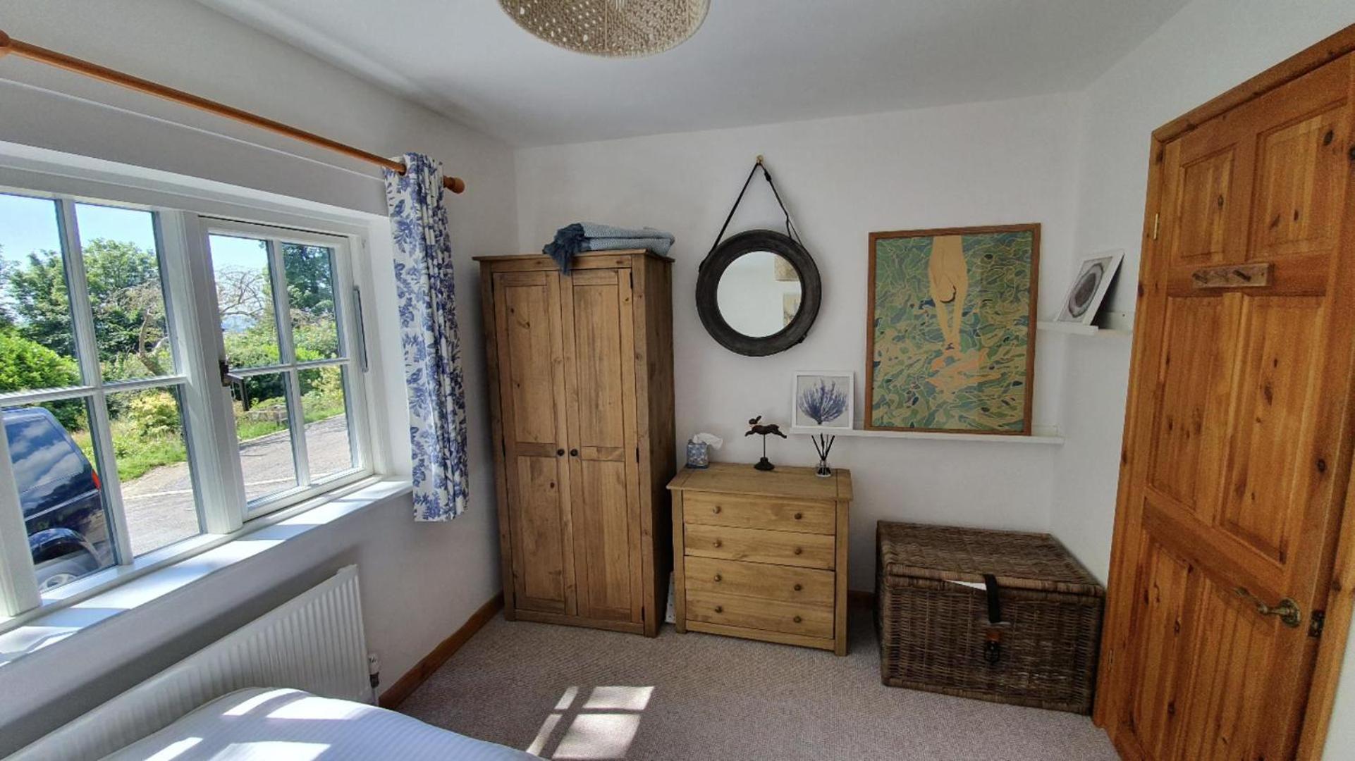 2 Bed Cottage - Sleeps 4 - Garden Pets Wifi view 5