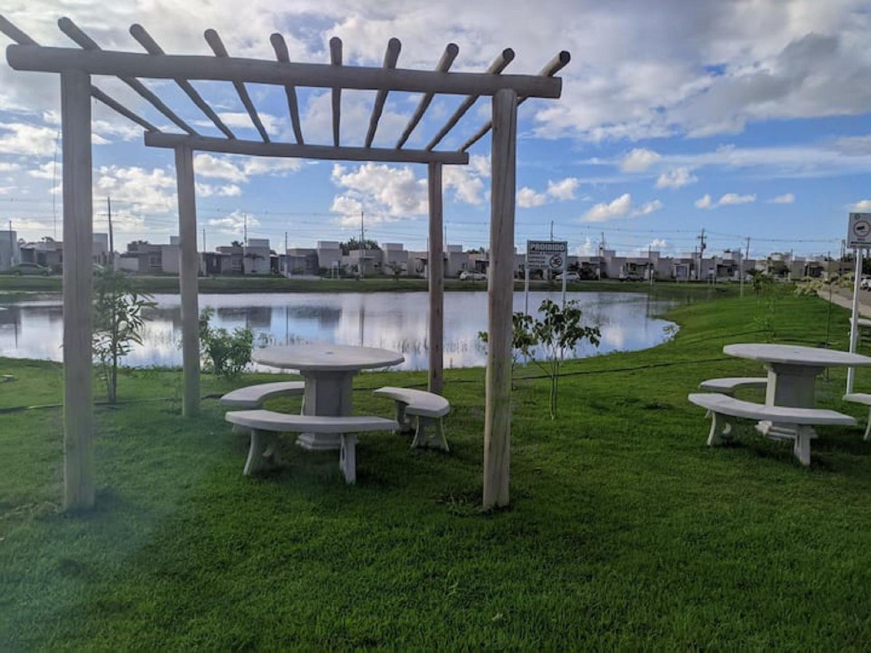 Linda Casa com Piscina em Condomínio Fechado na Praia do Francês