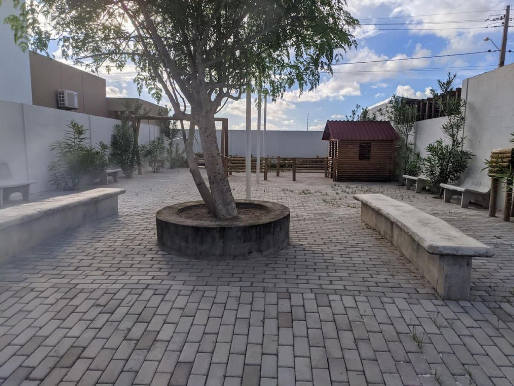 Linda Casa com Piscina em Condomínio Fechado na Praia do Francês