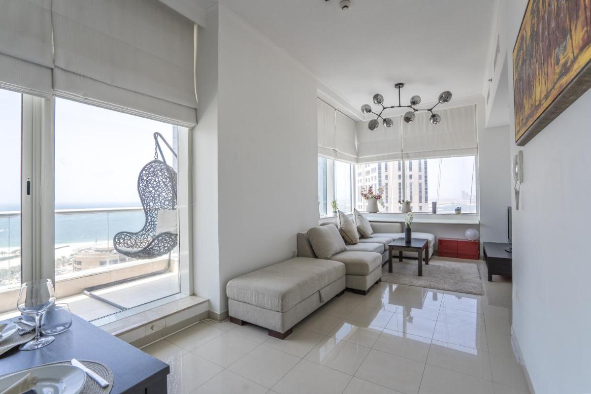 HiGuests - Exceptional Apt with Furnished Terrace By the Sea