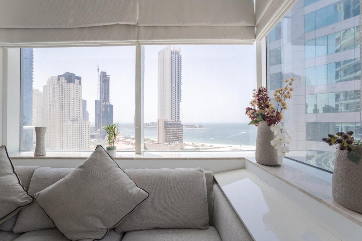 HiGuests - Exceptional Apt with Furnished Terrace By the Sea