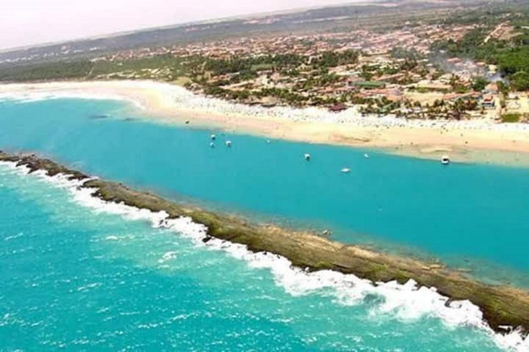 Linda Casa com Piscina em Condomínio Fechado na Praia do Francês