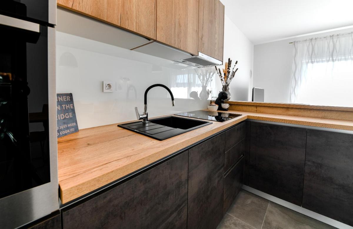 Spacious apartment Nero with free parking view 5