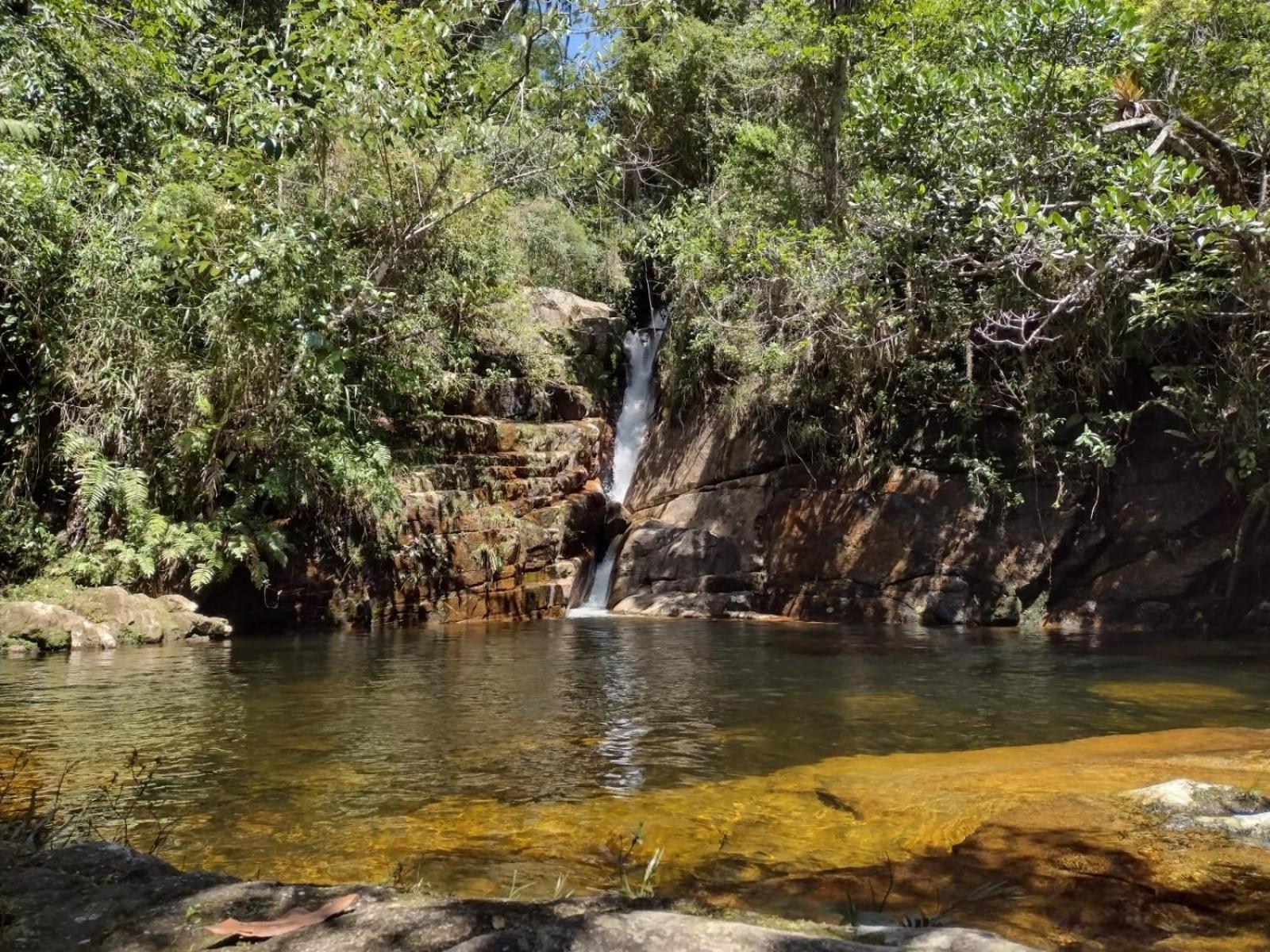 Bangalo a beira do rio em plena natureza