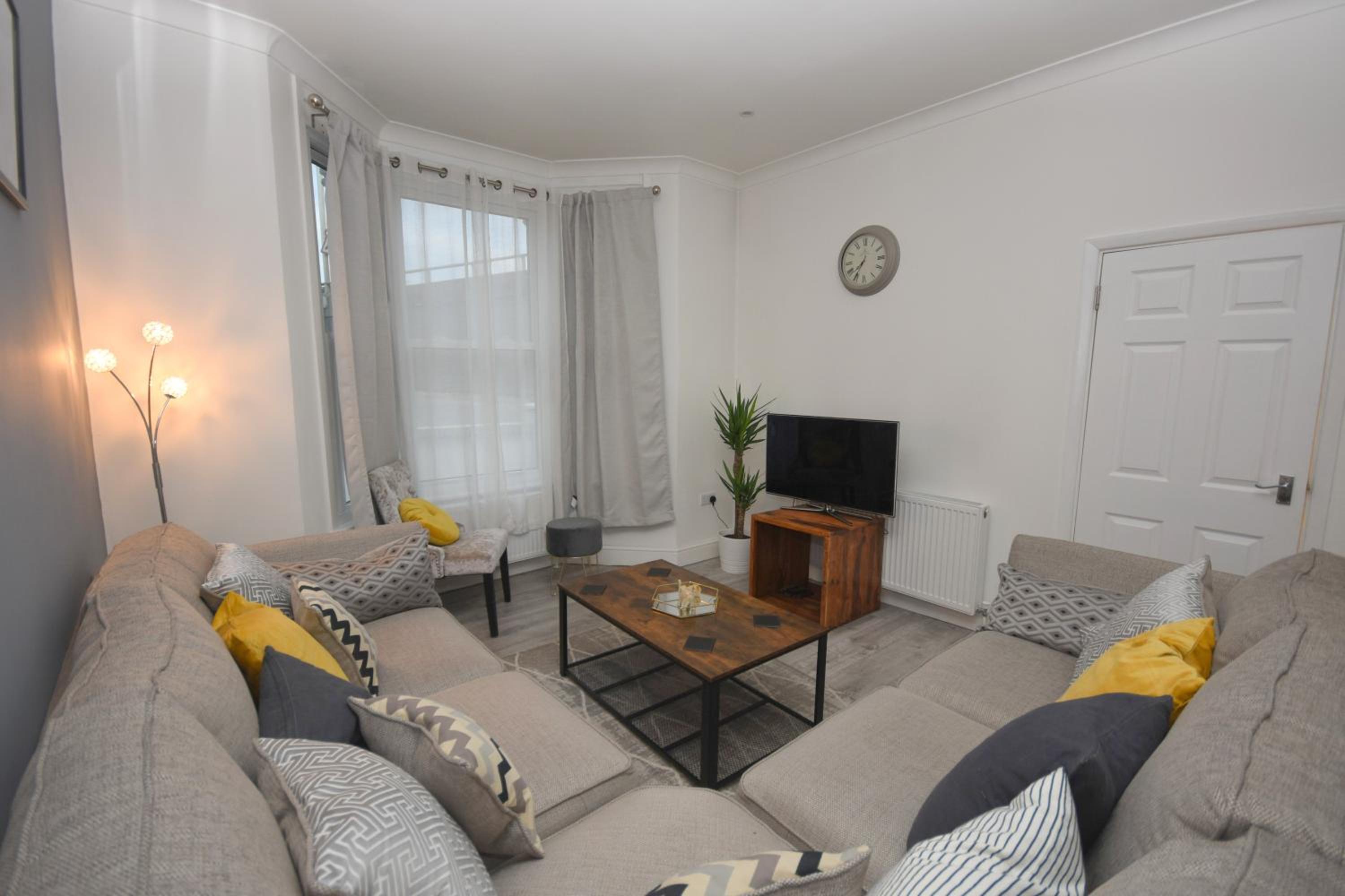 JB stays Greenwich, 3 bed house,ideal for contractors and family