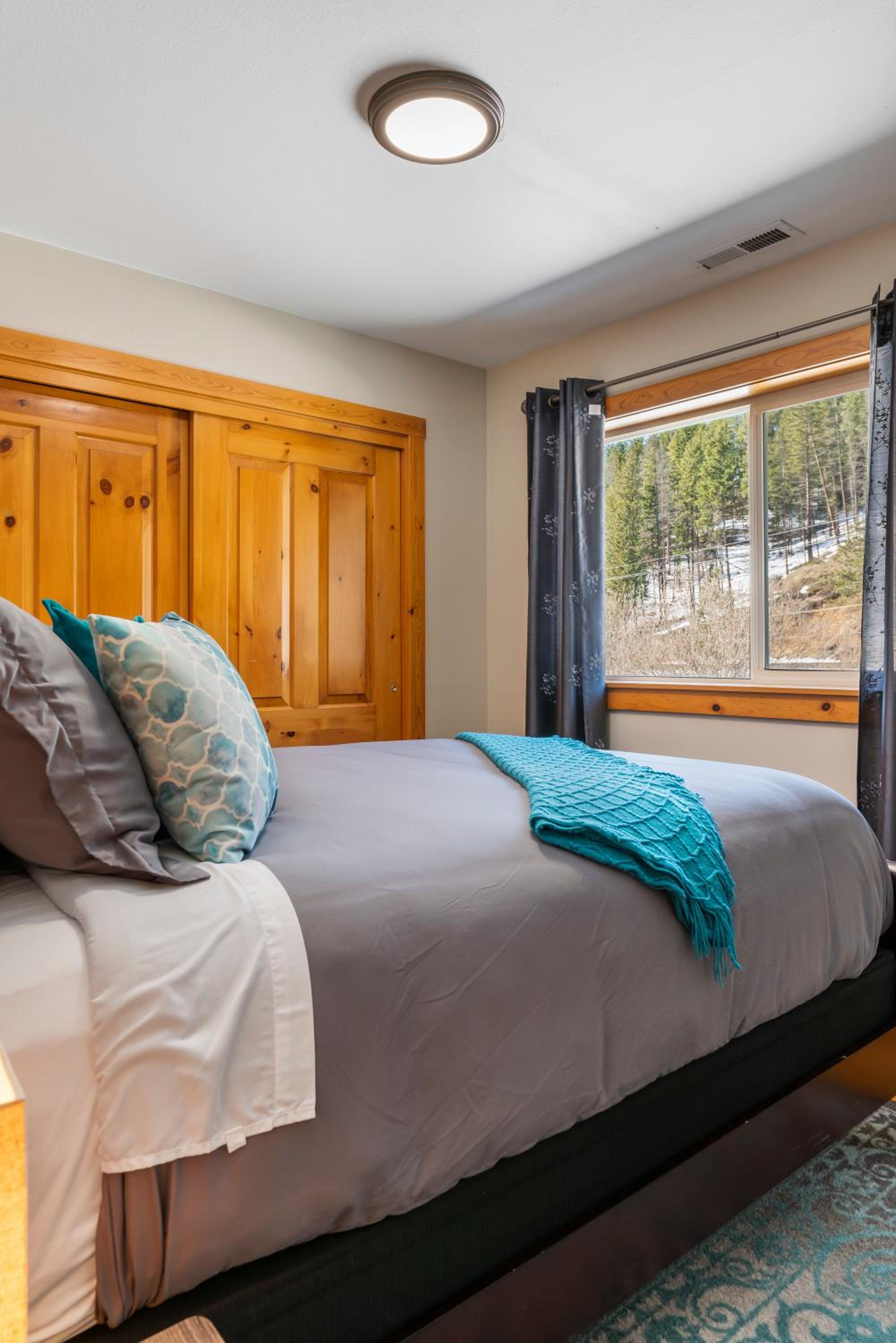 WANDER INN, 4 Bedroom 2 Bath, 5 Min to Downtown, Custom Home view 2