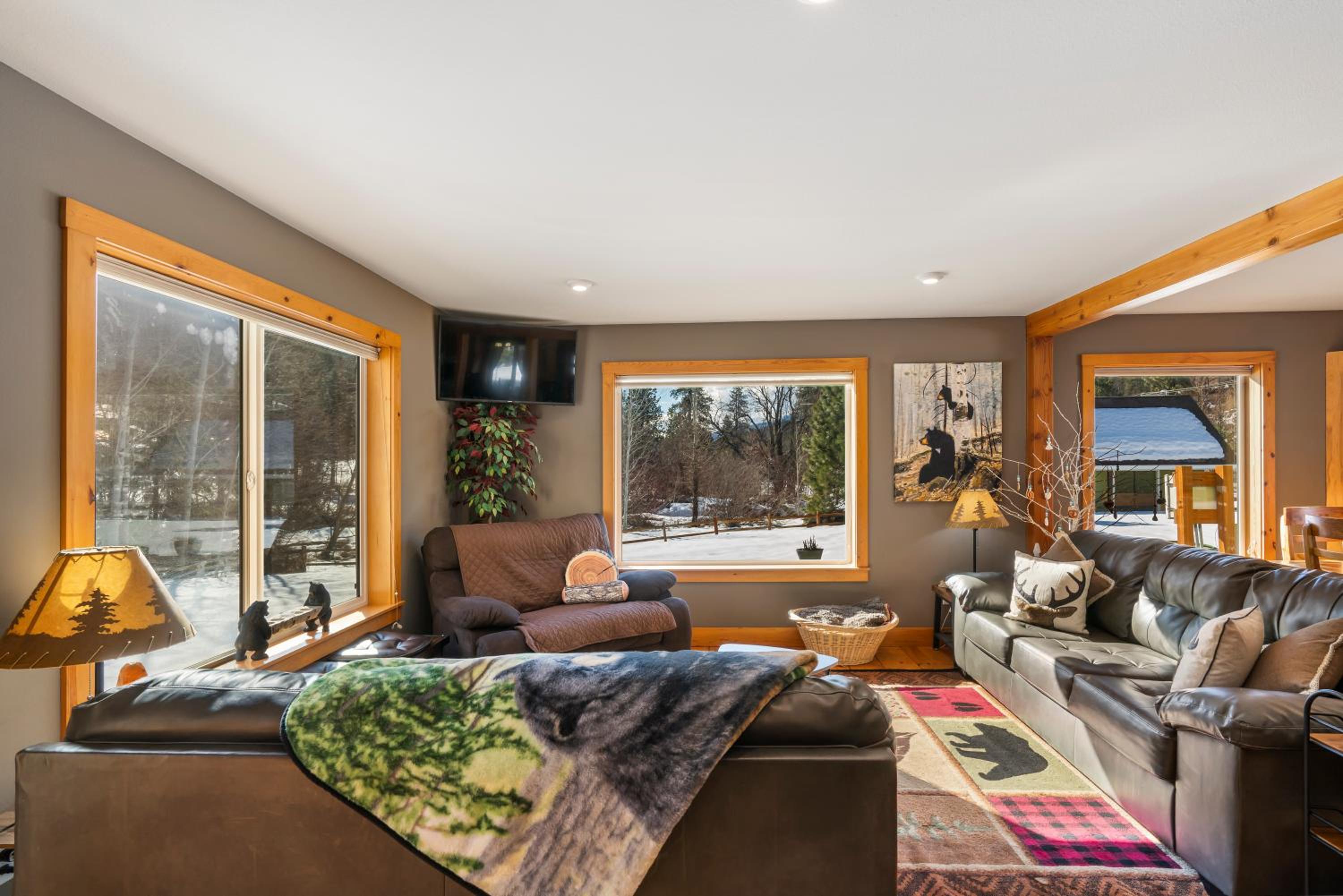 WANDER INN, 4 Bedroom 2 Bath, 5 Min to Downtown, Custom Home view 4