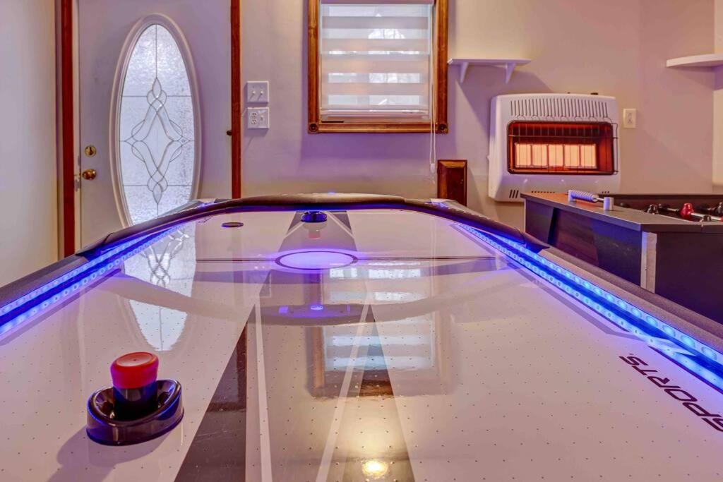 Beautiful 5 bed, 3 Bath Chalet with HOT TUB and Game Room in Arrowhead view 4