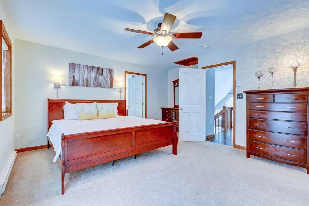 Beautiful 5 bed, 3 Bath Chalet with HOT TUB and Game Room in Arrowhead view 5