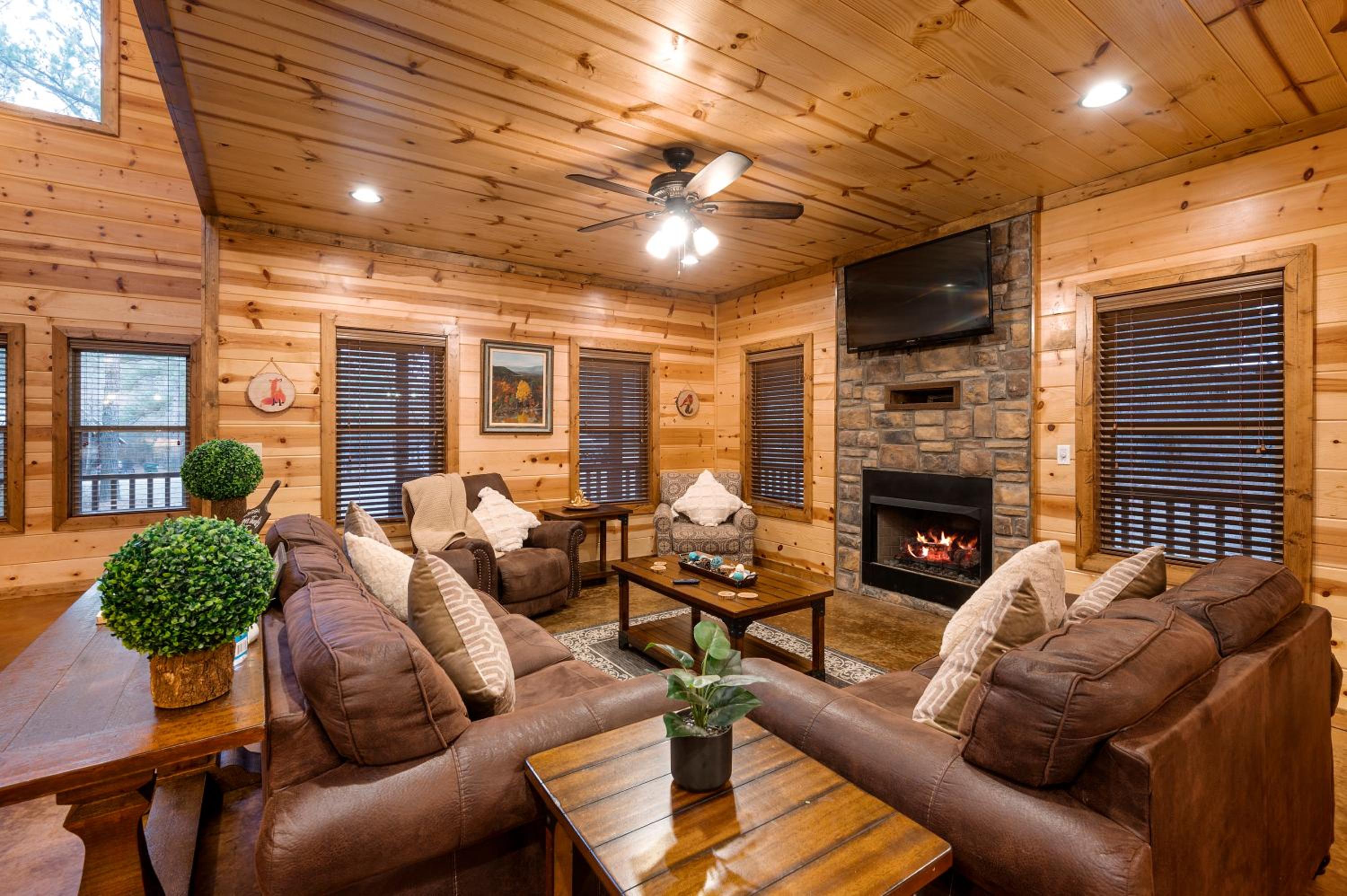 Blossom Belle Lodge Luxury cabin 4 Bedroom, 3.5 Bath sleeps 11 view 3