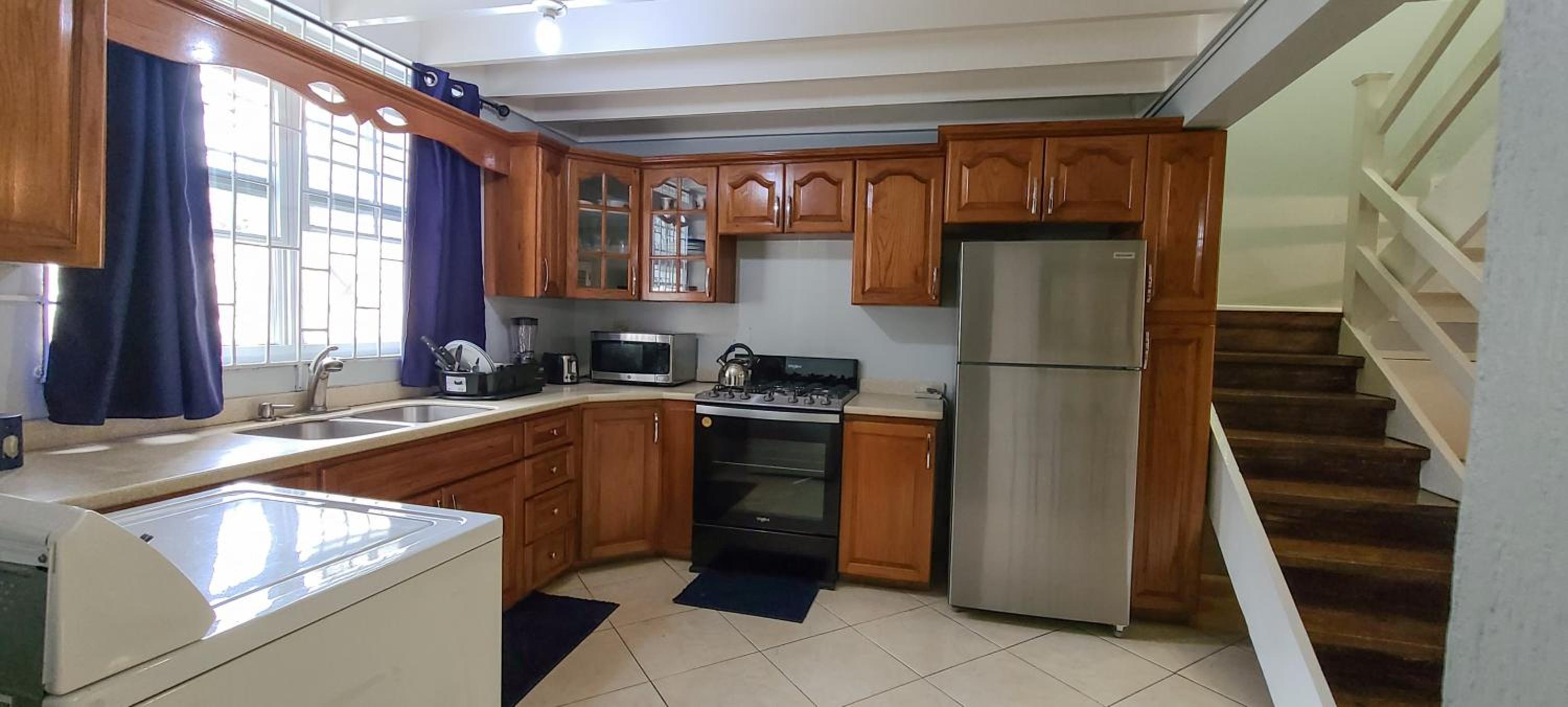Cheerful 2 - Bedroom Townhouse with free parking in New Kingston view 5