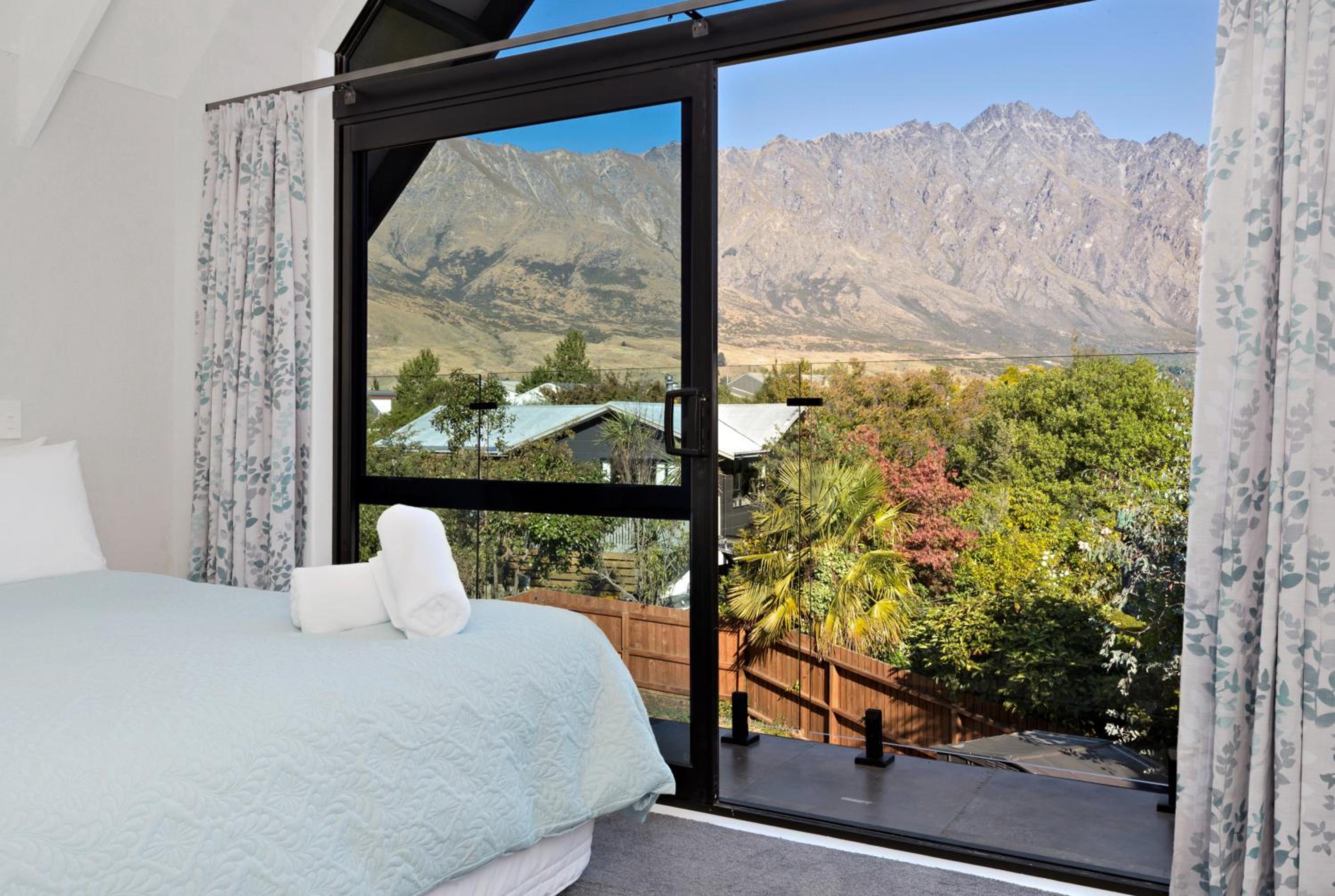 The Gables - Queenstown - Beautiful, stylish, newly renovated 4 bedroom home view 2