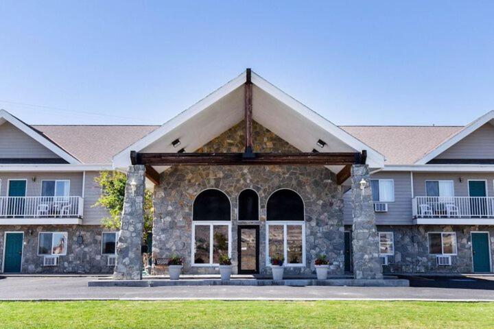 Butte Vacations - Jefferson Inn - Property Image 1