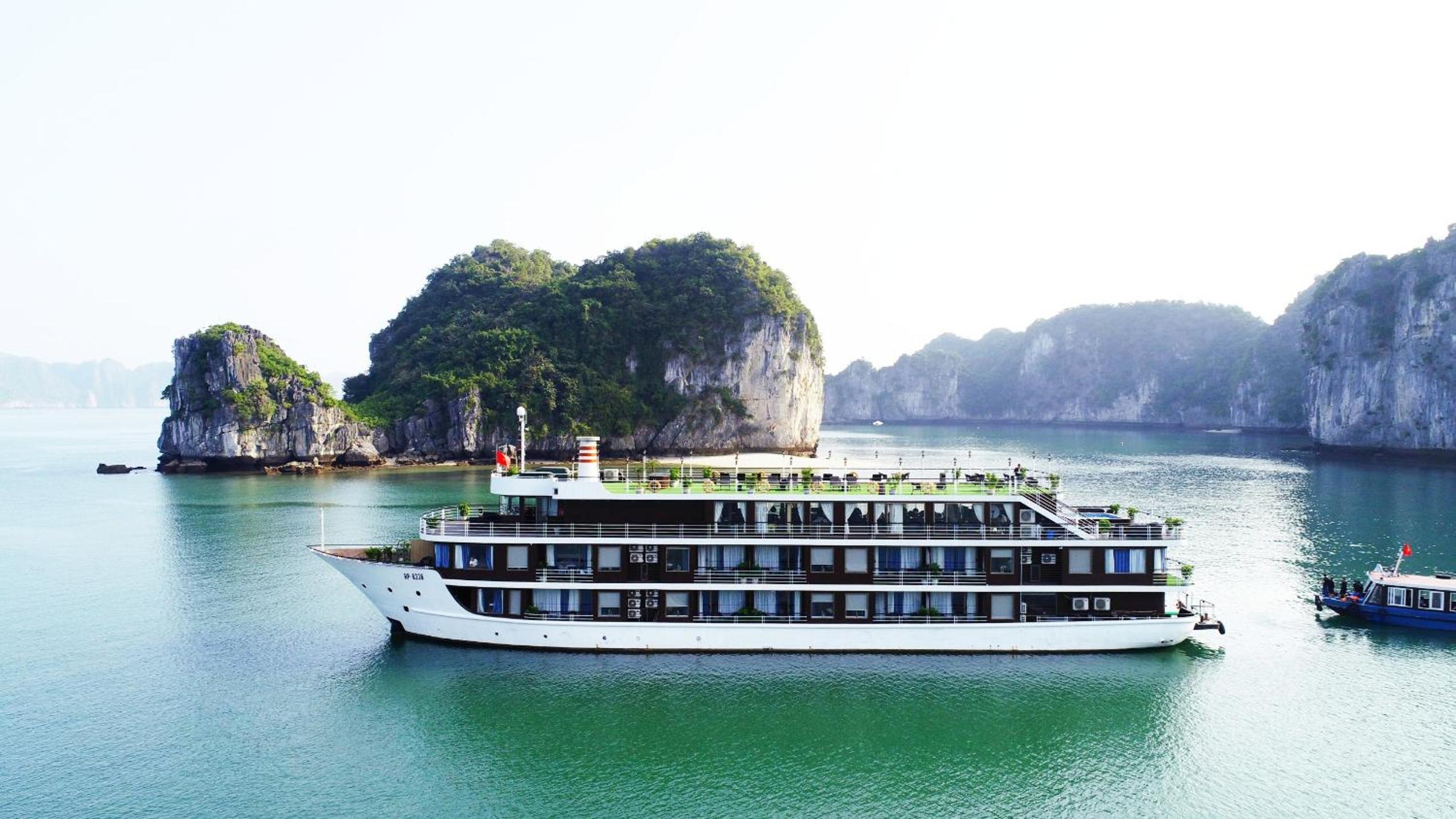 La Casta Regal Premium Lan Ha Bay Cruise, Private Luxury Balcony and Bathtub Suites Experience view 2