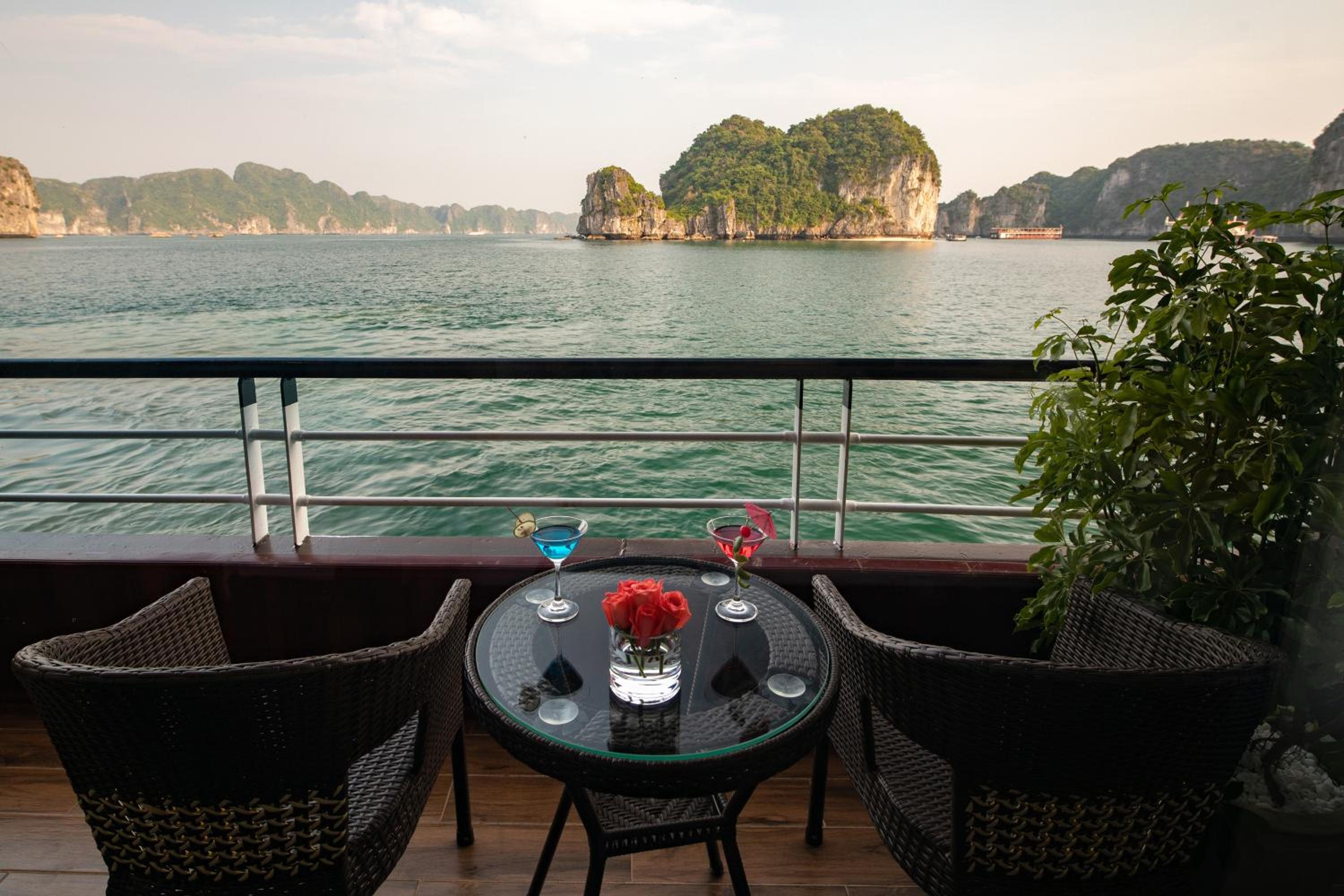 La Casta Regal Premium Lan Ha Bay Cruise, Private Luxury Balcony and Bathtub Suites Experience view 3