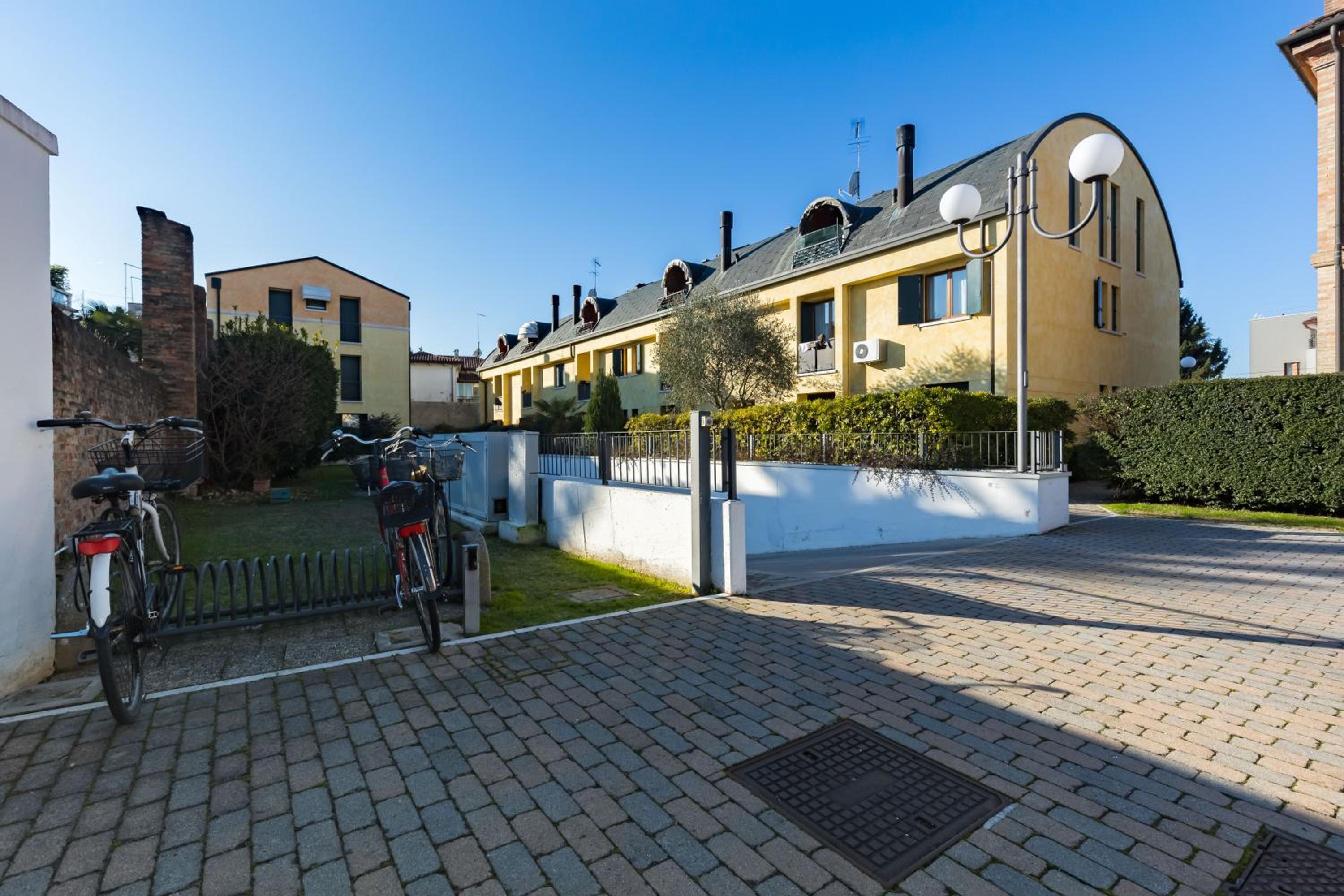 5 minutes from Treviso Station with parking