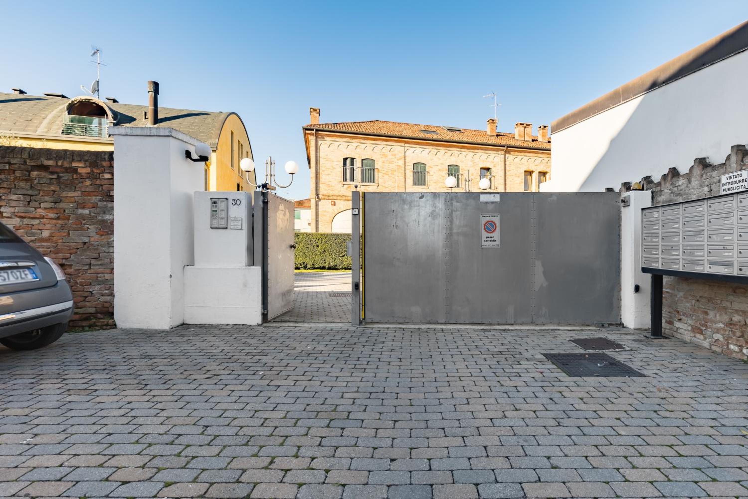 5 minutes from Treviso Station with parking