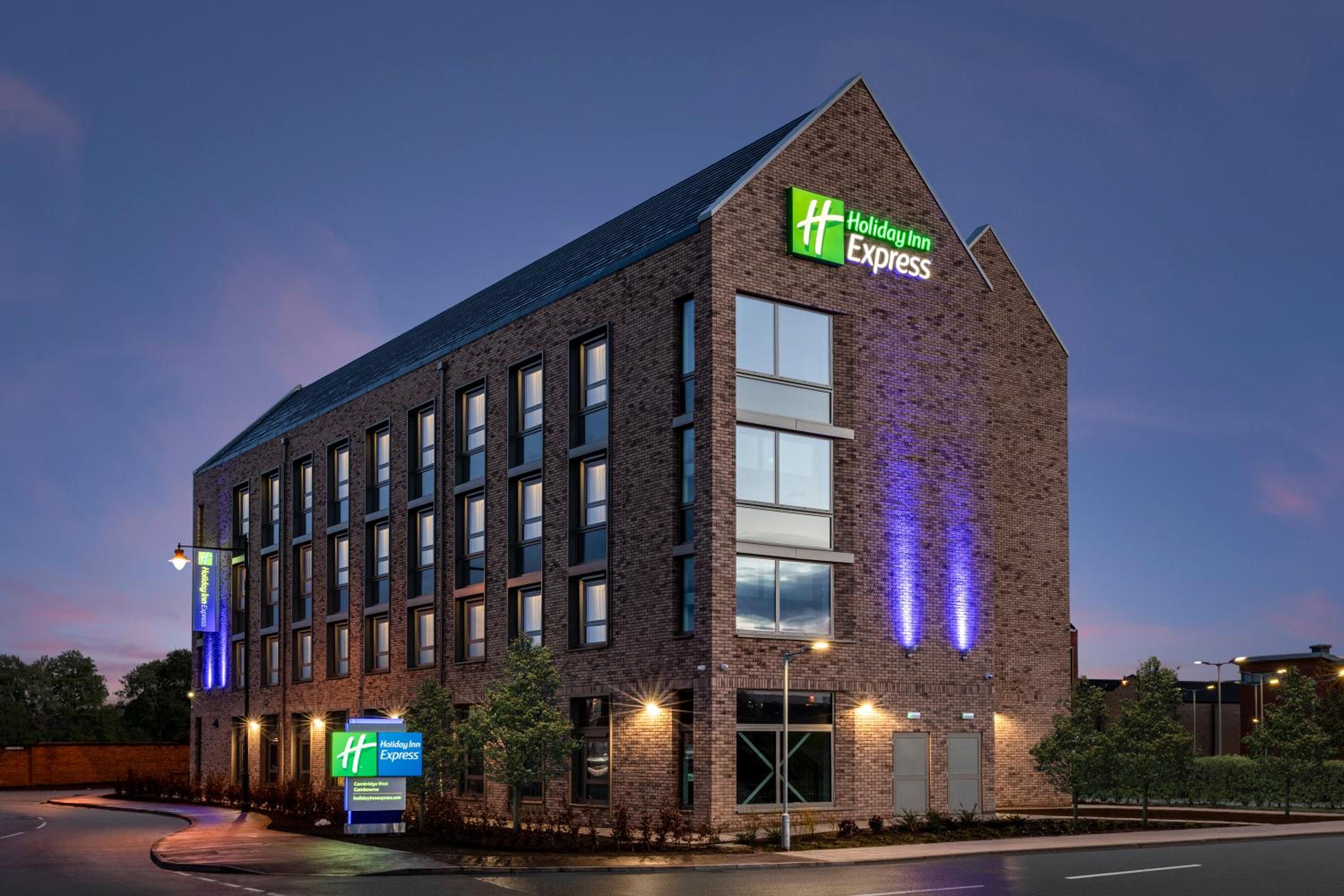 Hotel Holiday Inn Express Cambridge West - Cambourne, an IHG Hotel - Image 1