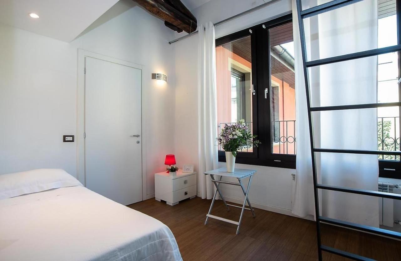 LT - Room's Bed & Living