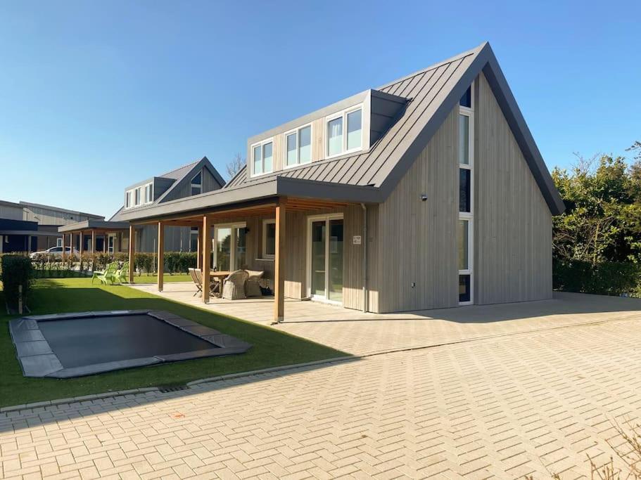 Villa Maroma Regal Veerse Meer 4 E-bikes, gratis laden EV, trampoline view 2