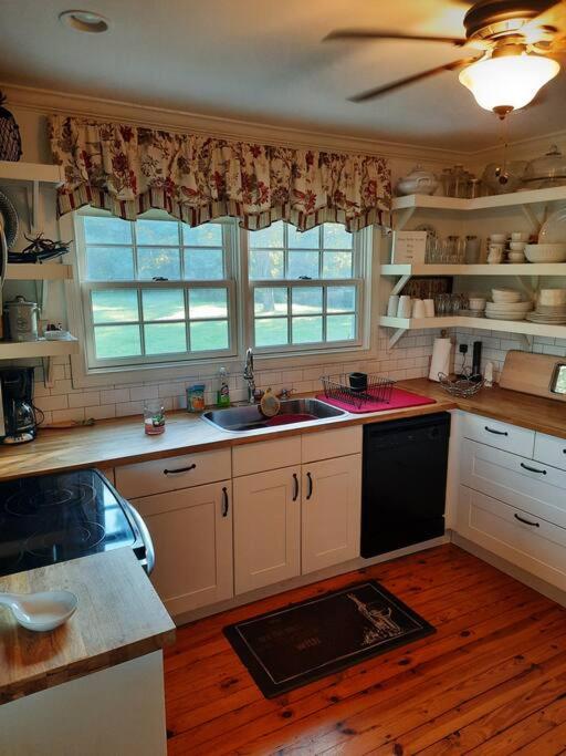 Charming Cottage on a City Farm! view 4