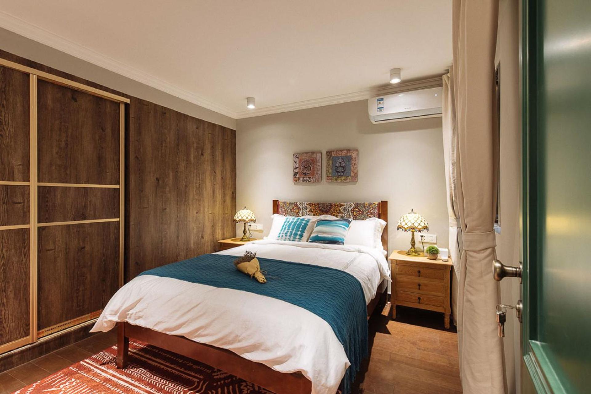 LOCALS·GuangZhou Liwan·Changshoulu subway station·Shangxia Jiu shopping street·Locals Apartment·00169540