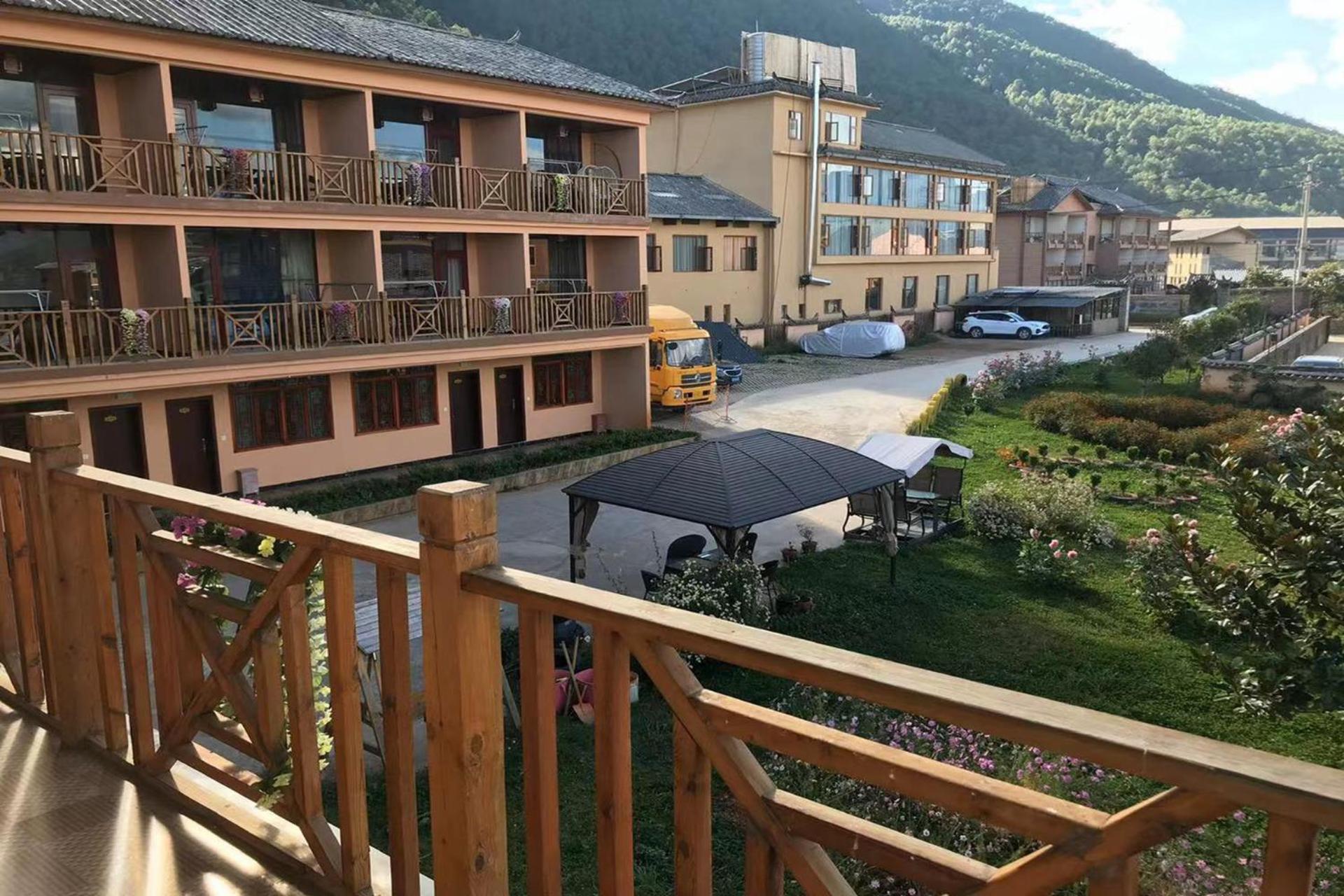 Locals Apartment Place 00