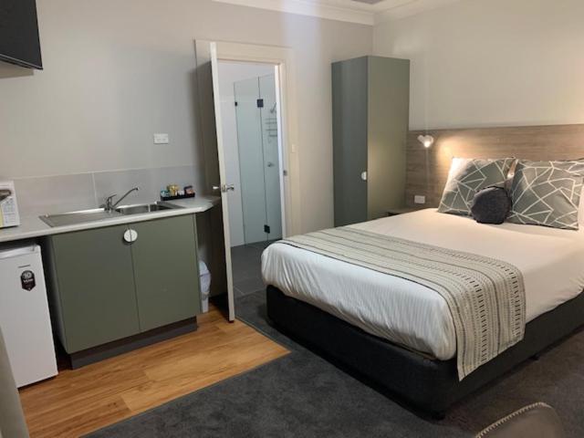Hamilton Henry Parkes Motor Inn