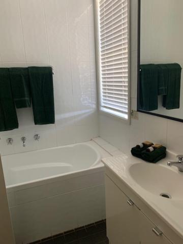 Hamilton Henry Parkes Motor Inn