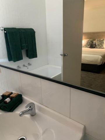 Hamilton Henry Parkes Motor Inn