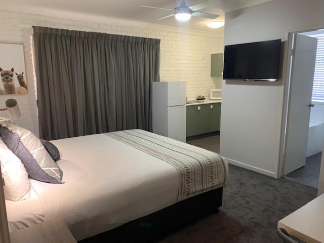 Hamilton Henry Parkes Motor Inn
