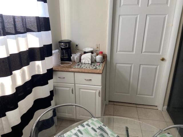 Private Rooms close to Miami Airport - Free parking - 01
