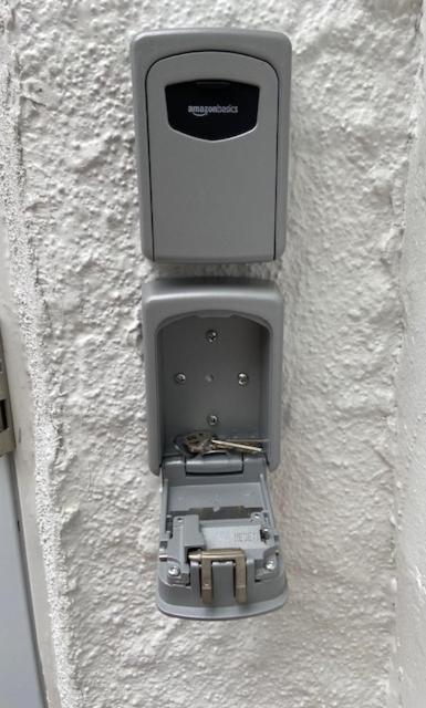 Private Rooms close to Miami Airport - Free parking - 01