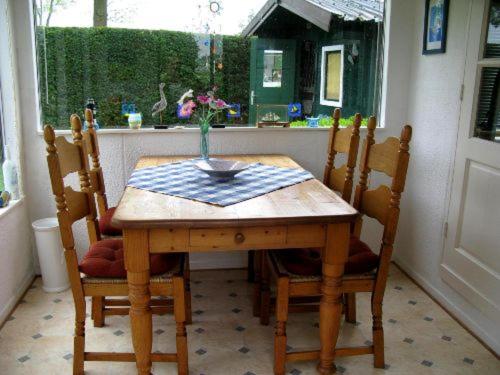 Ferienpark Vislust Chalet direkt an der Gracht mit Bootsanlegesteiger