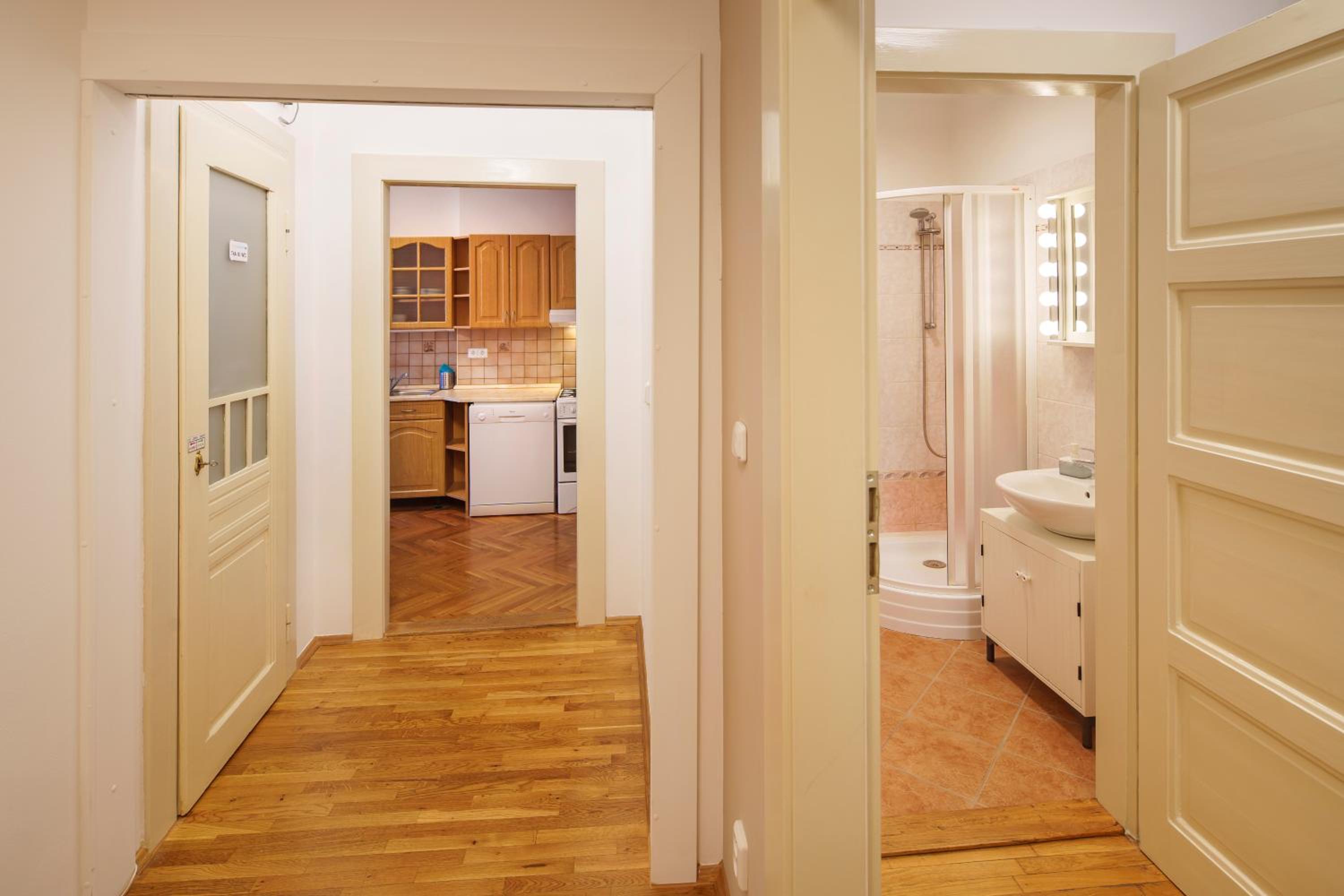 Old Town - 3 Bedroom 3 Bathroom & Kitchen Apartment Templova
