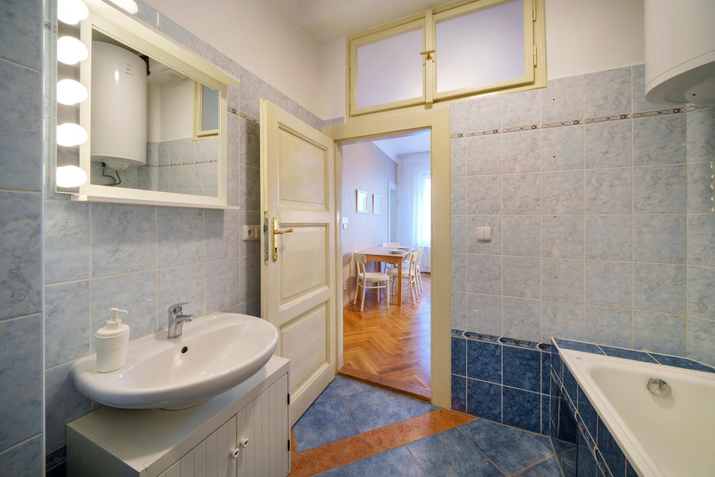 Old Town - 3 Bedroom 3 Bathroom & Kitchen Apartment Templova