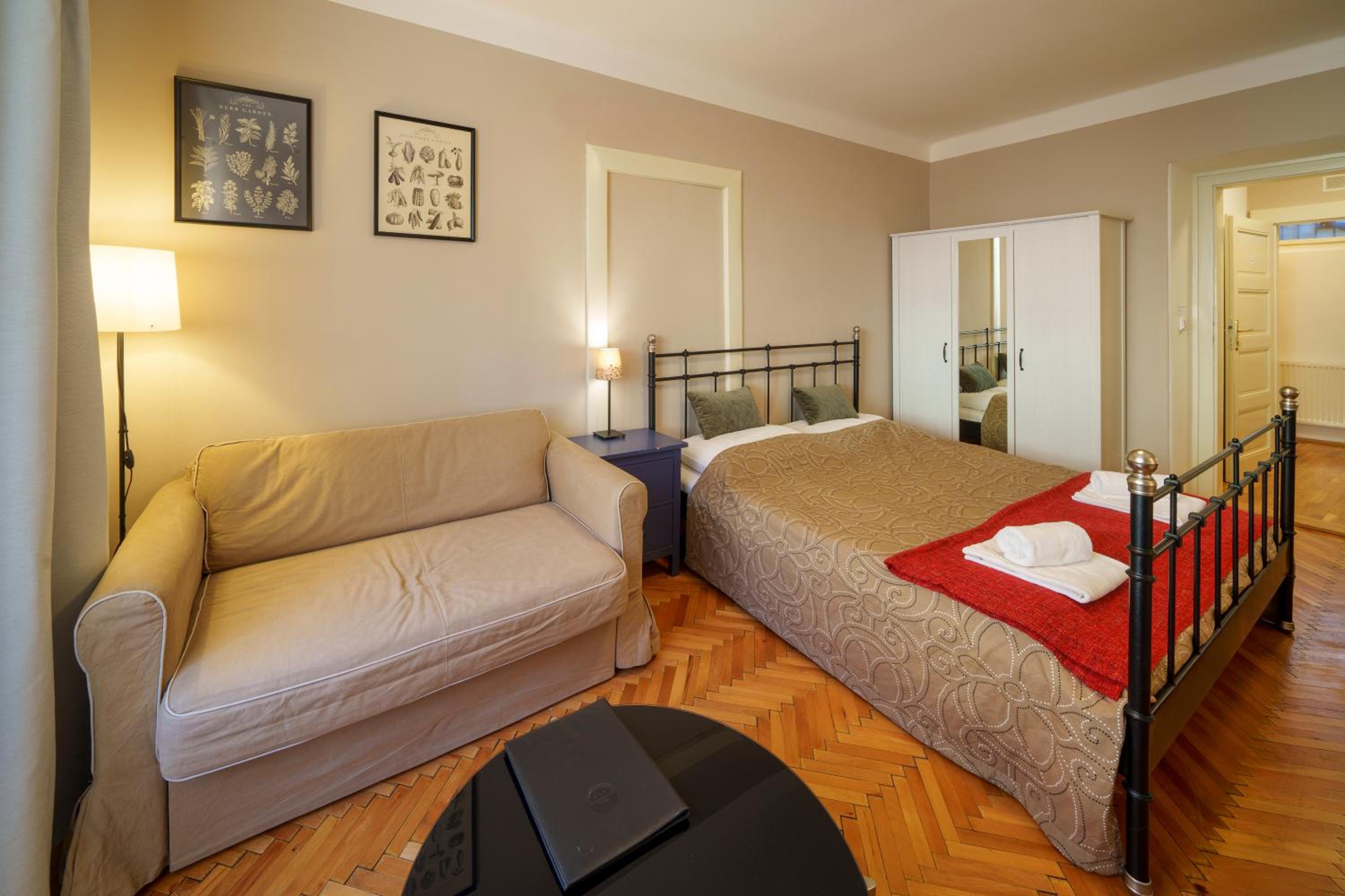 Old Town - 3 Bedroom 3 Bathroom & Kitchen Apartment Templova