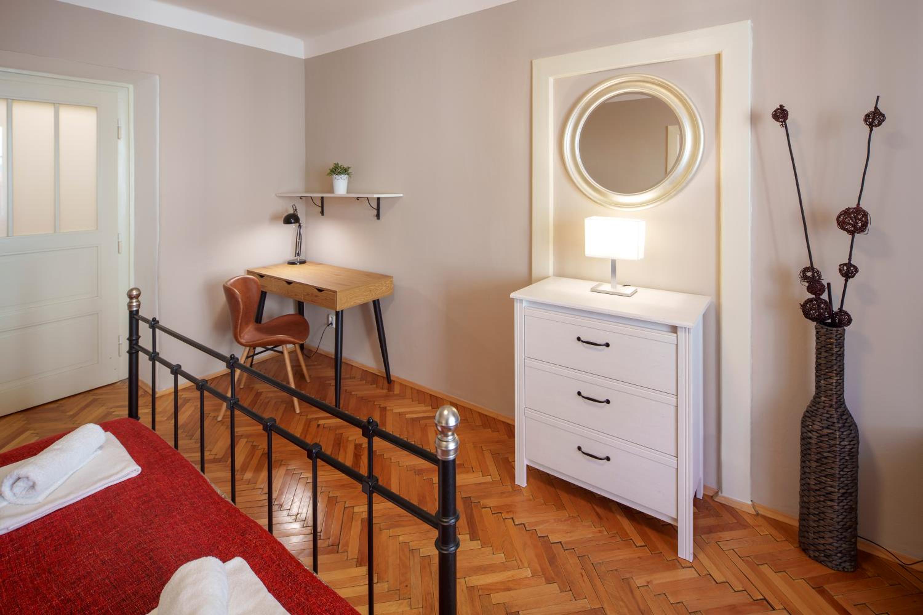 Old Town - 3 Bedroom 3 Bathroom & Kitchen Apartment Templova