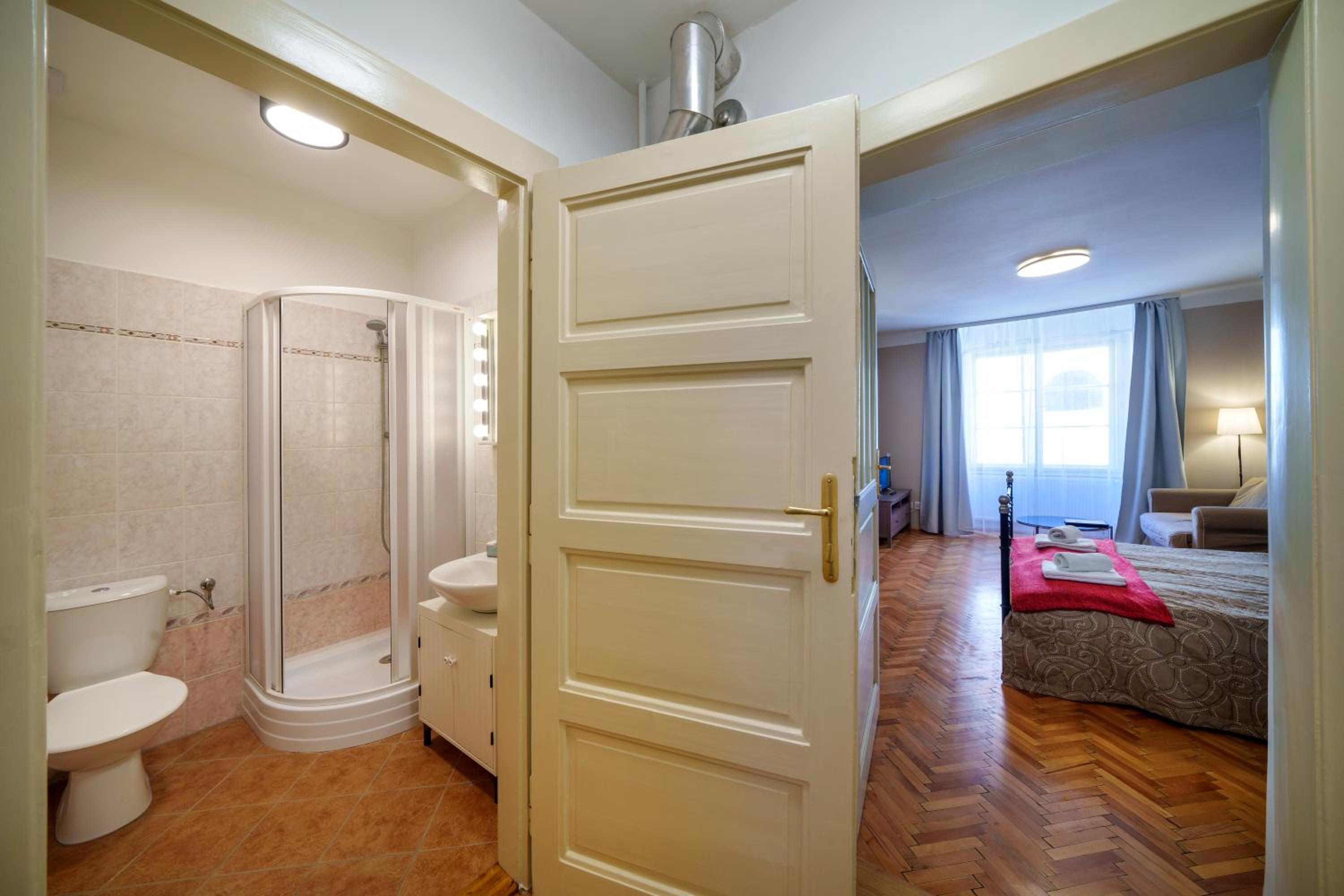 Old Town - 3 Bedroom 3 Bathroom & Kitchen Apartment Templova
