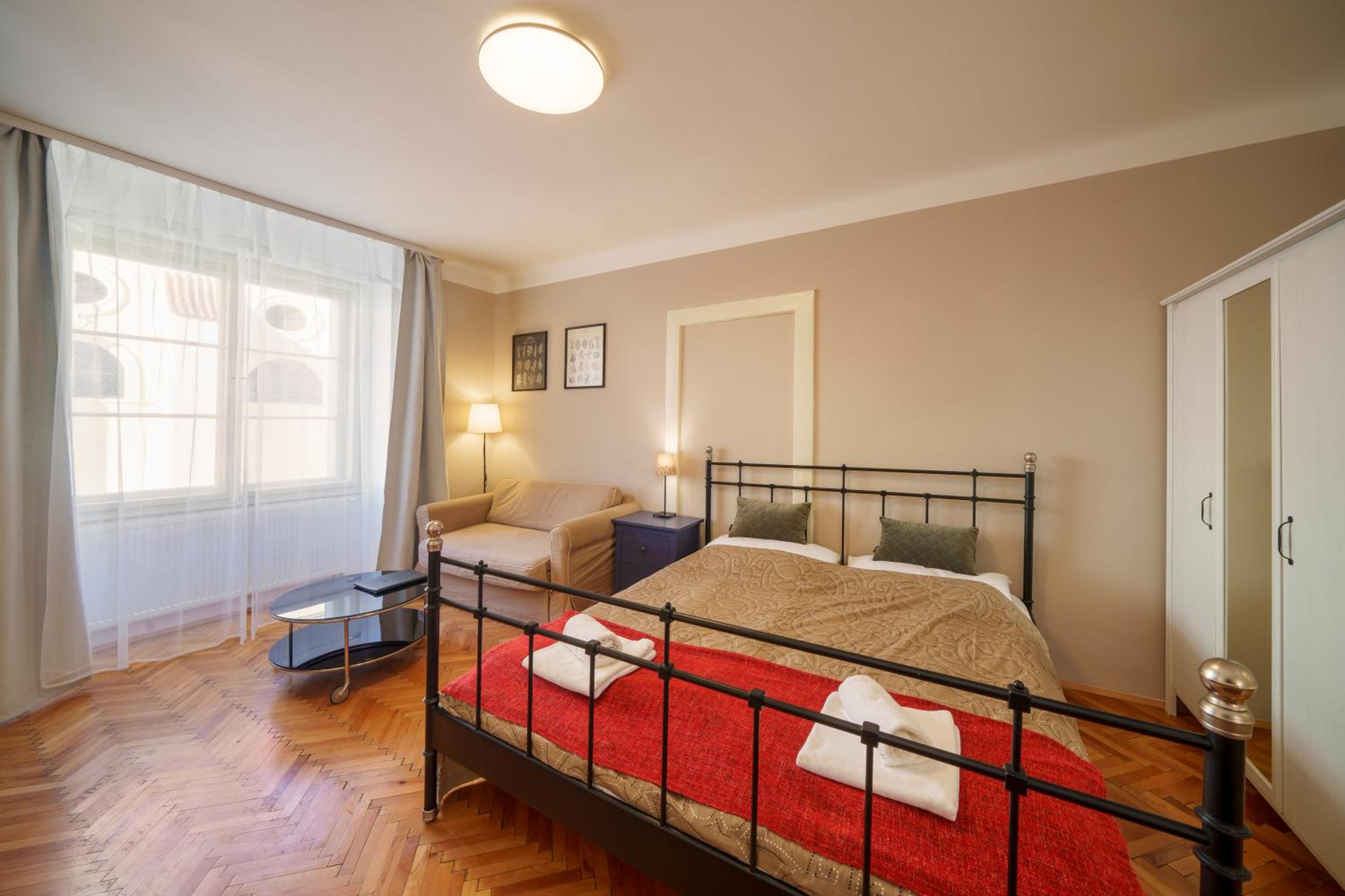 Old Town - 3 Bedroom 3 Bathroom & Kitchen Apartment Templova