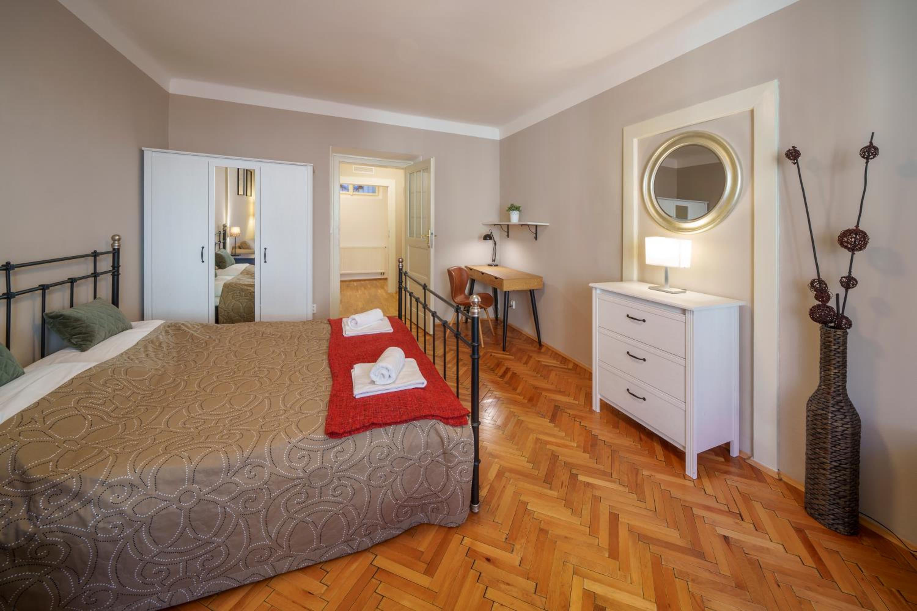 Old Town - 3 Bedroom 3 Bathroom & Kitchen Apartment Templova