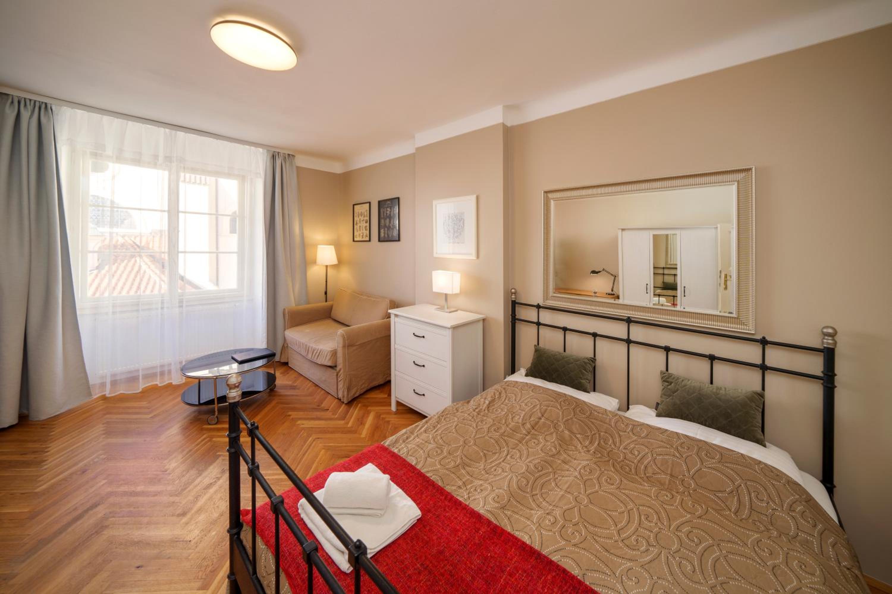 Old Town - 3 Bedroom 3 Bathroom & Kitchen Apartment Templova