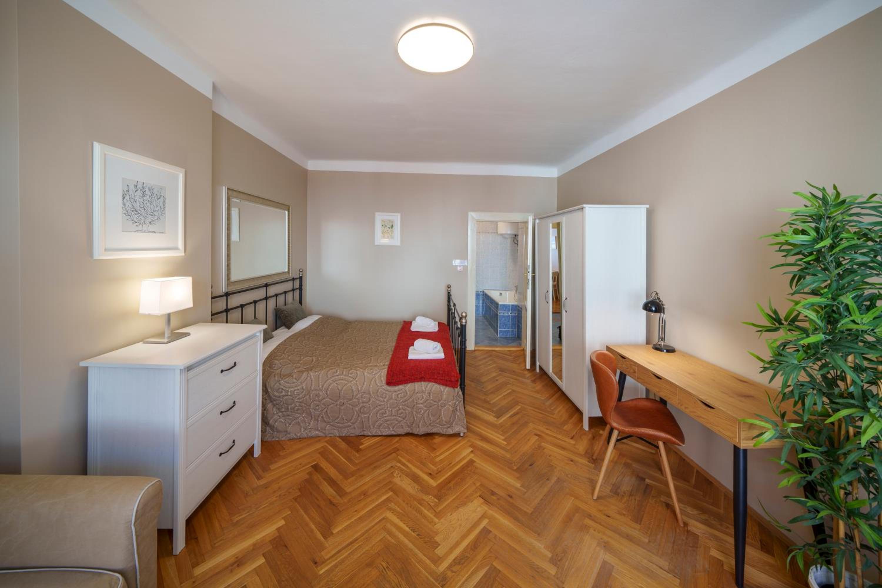 Old Town - 3 Bedroom 3 Bathroom & Kitchen Apartment Templova