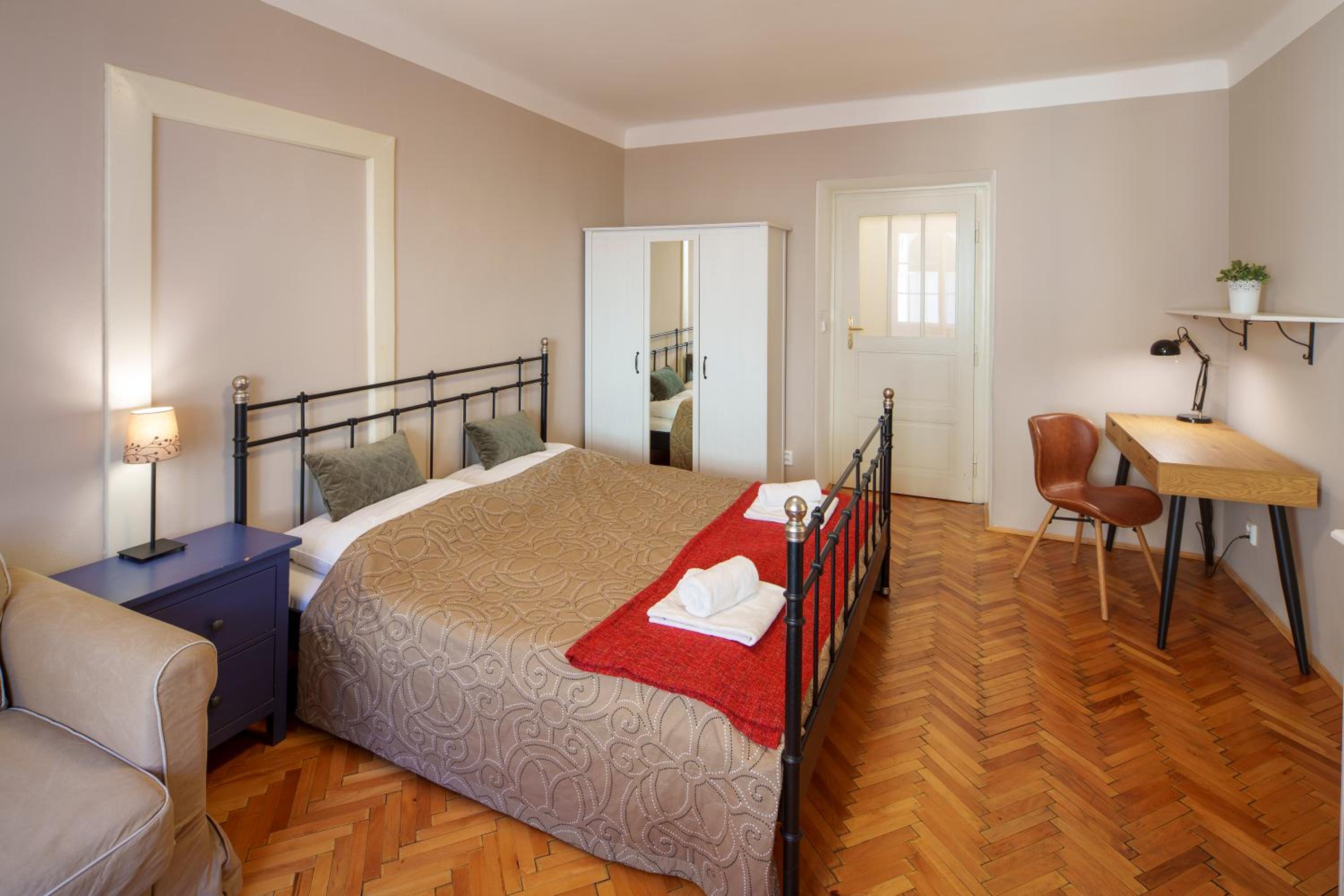 Old Town - 3 Bedroom 3 Bathroom & Kitchen Apartment Templova