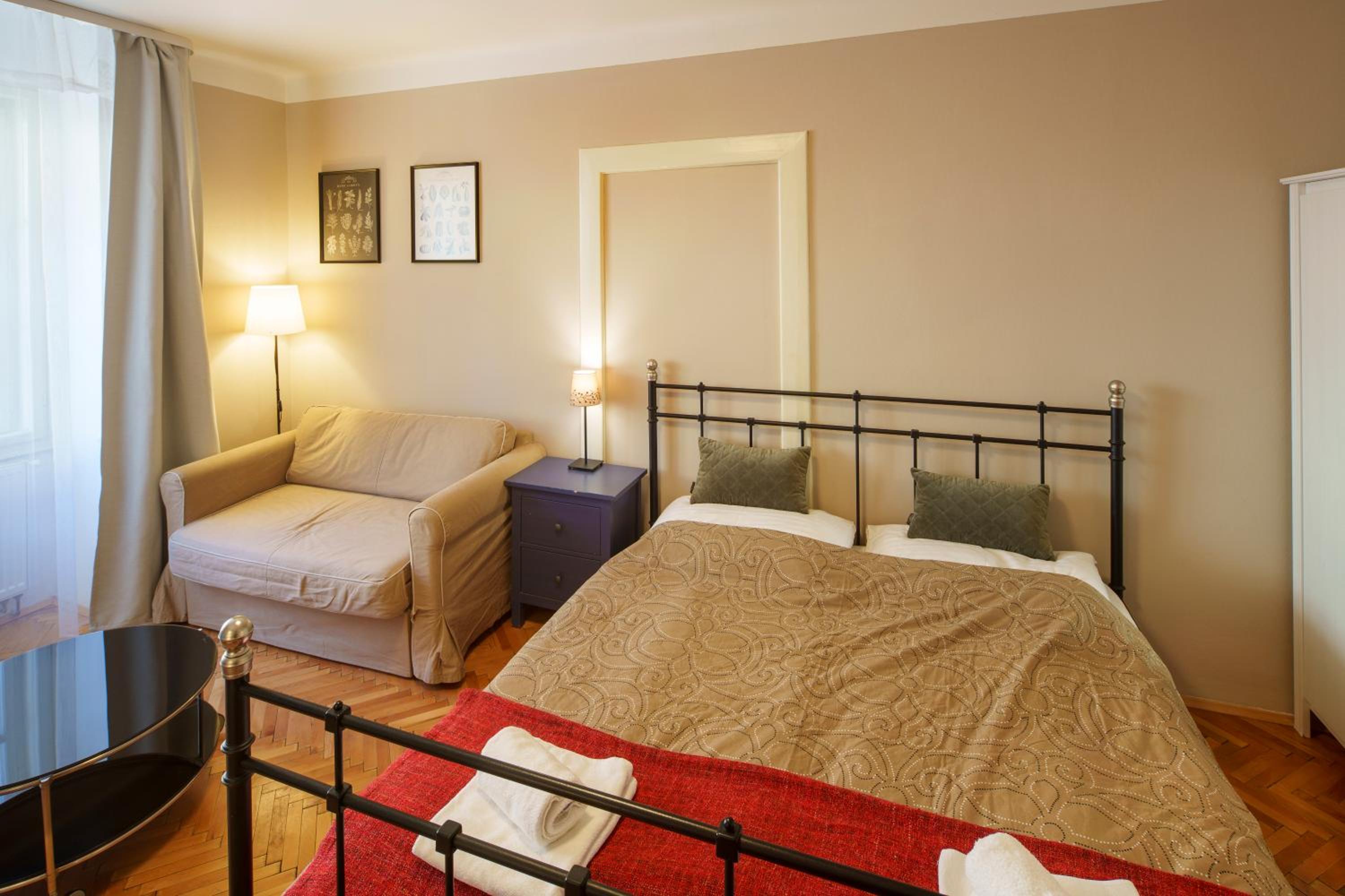 Old Town - 3 Bedroom 3 Bathroom & Kitchen Apartment Templova
