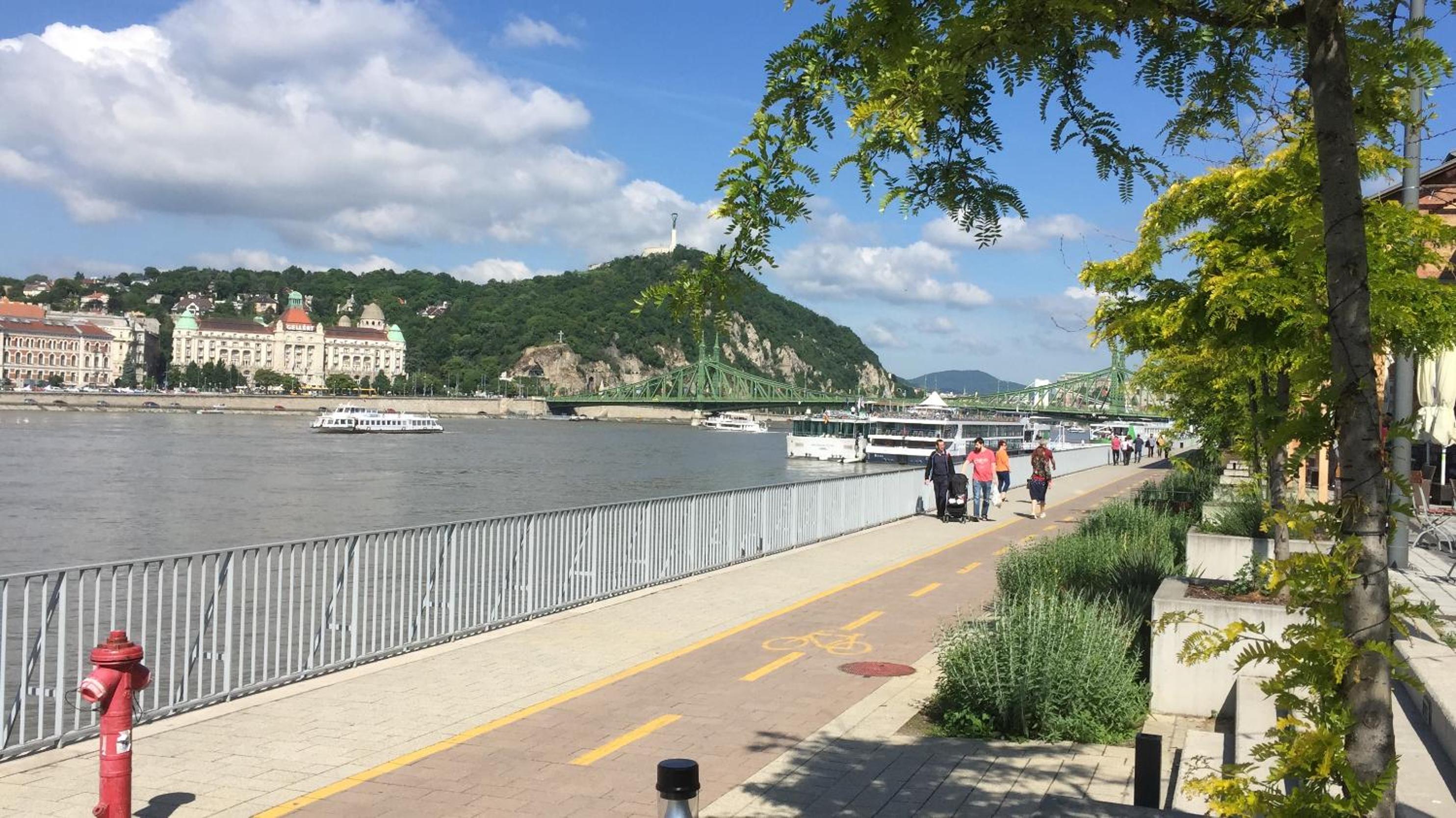 Riverside Balcony Apartment with view to Danube view 5