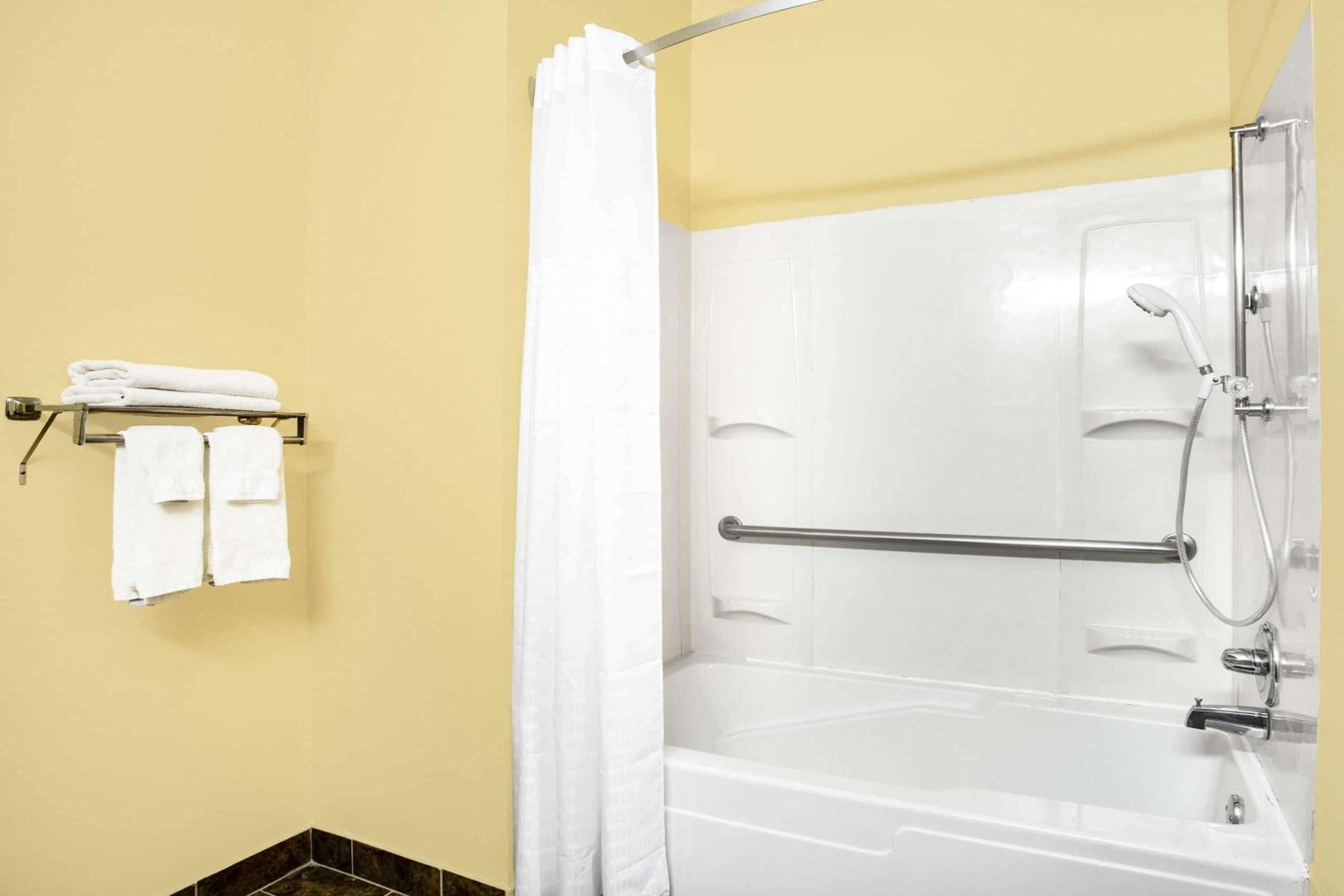 Kokomo Vacations - Super 8 by Wyndham Kokomo - Property Image 3