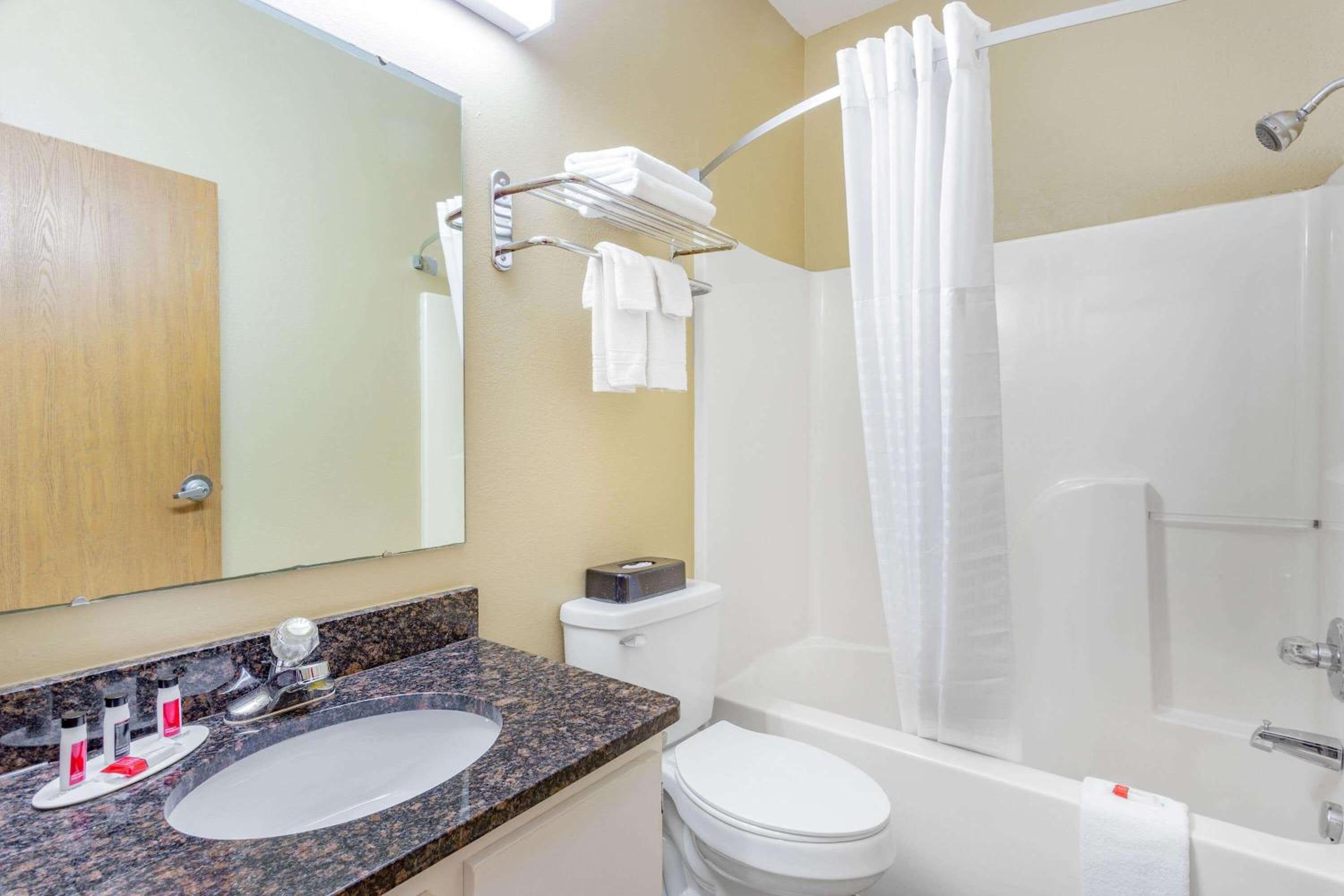 Kokomo Vacations - Super 8 by Wyndham Kokomo - Property Image 5