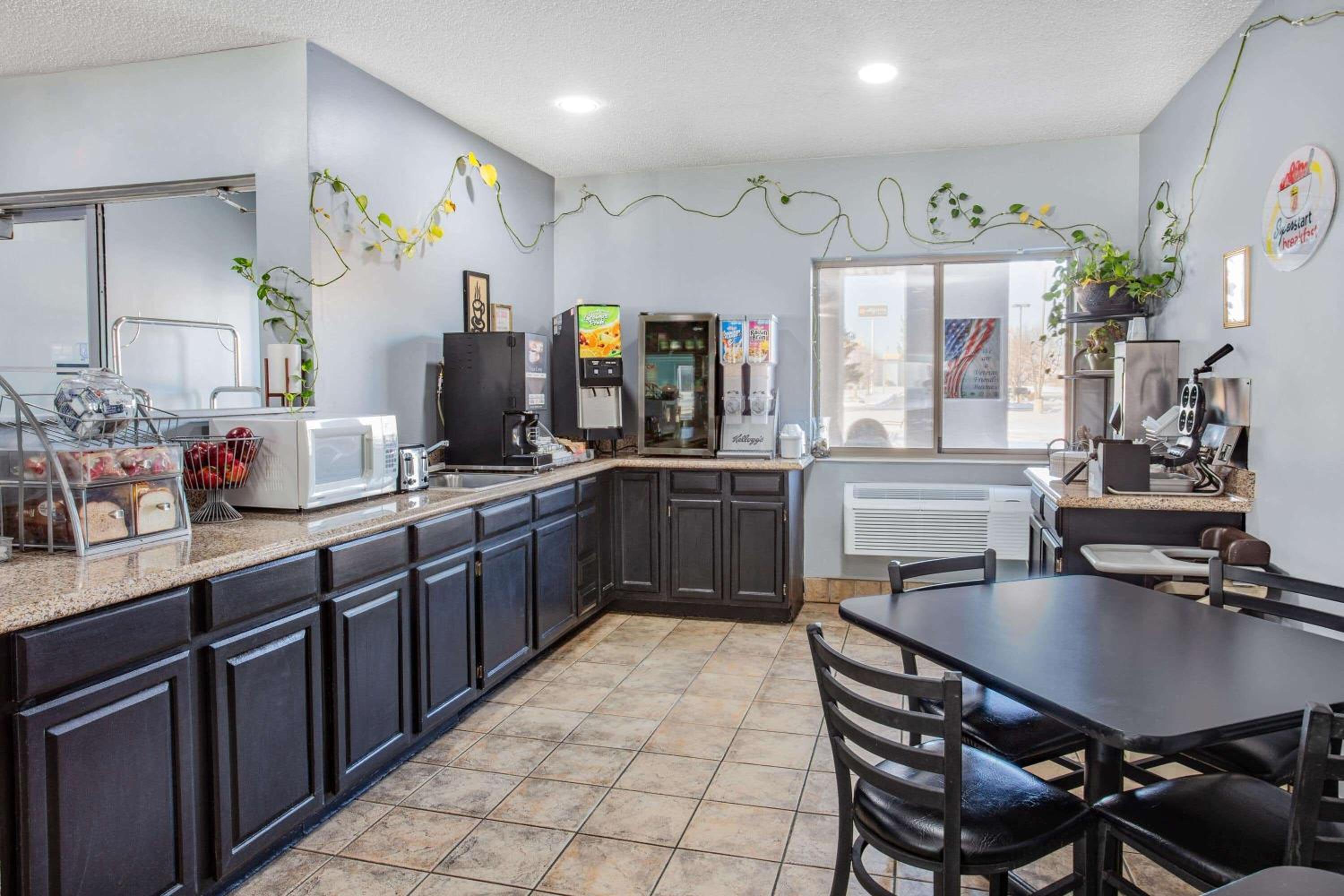 Kokomo Vacations - Super 8 by Wyndham Kokomo - Property Image 6